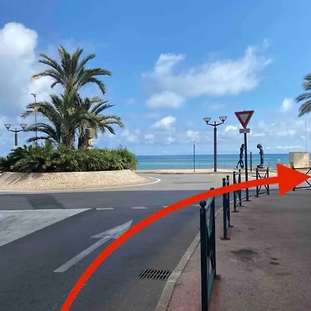 Small One Bedroom On The Beach * Roquebrune-Cap-Martin